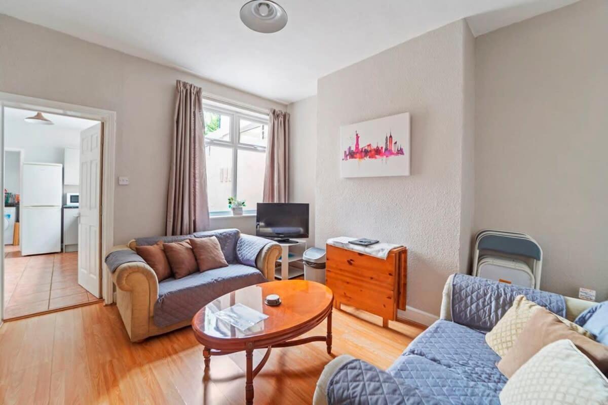 4 Bed Homely Retreat - Wolverhampton Buitenkant foto