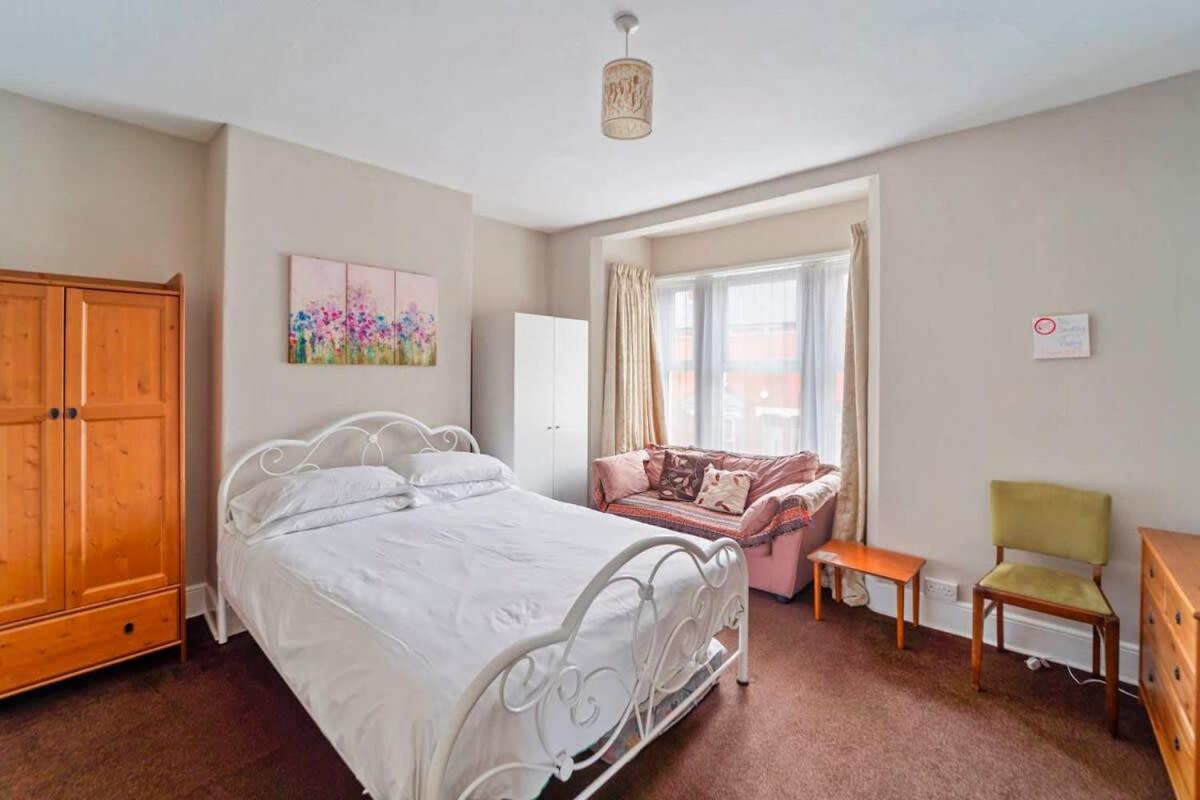 4 Bed Homely Retreat - Wolverhampton Buitenkant foto