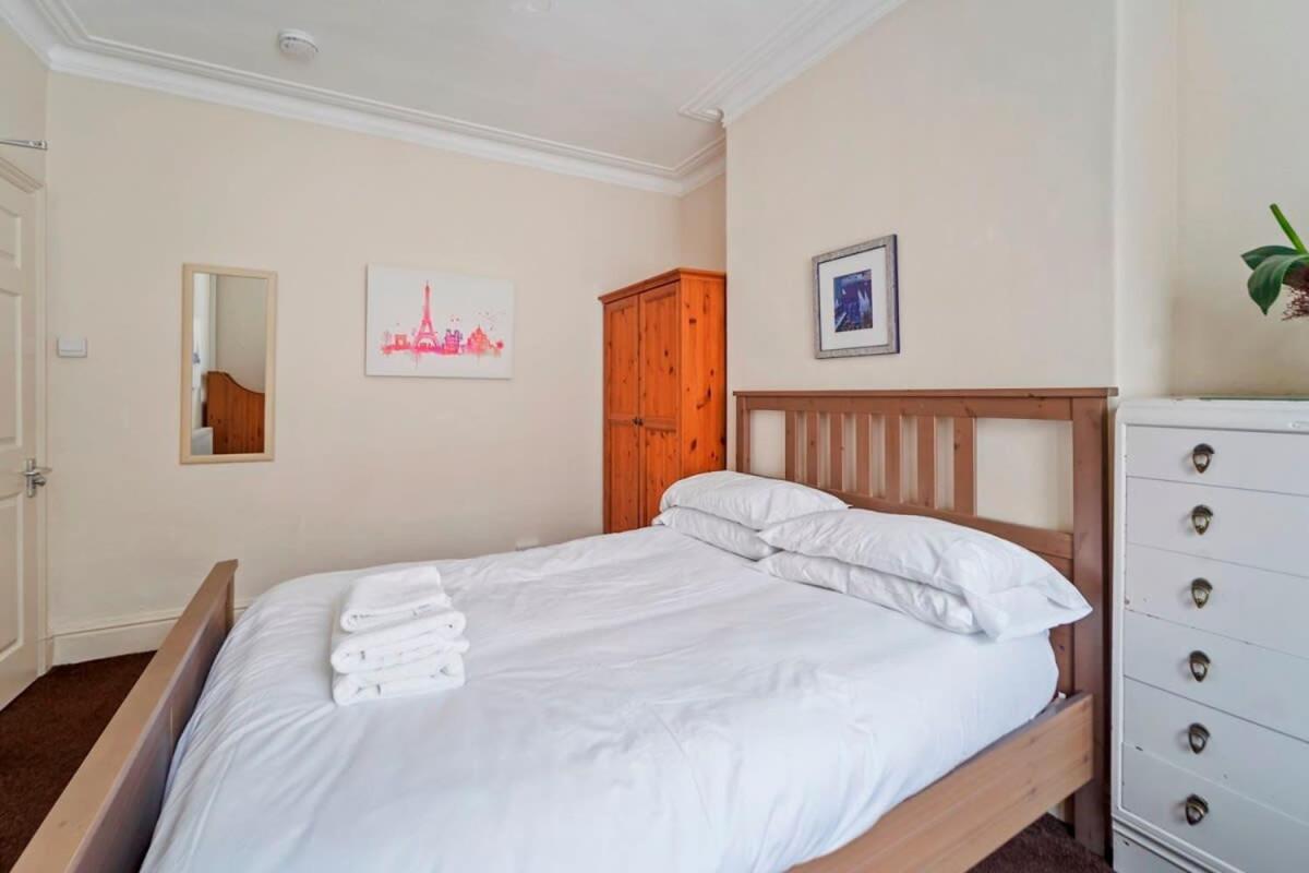 4 Bed Homely Retreat - Wolverhampton Buitenkant foto
